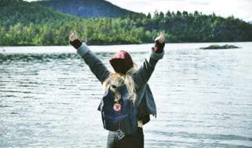 Femme en randonnée liberté en Laponie