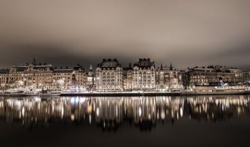 Reflet sur l'eau de la ville de Stockholm Suède