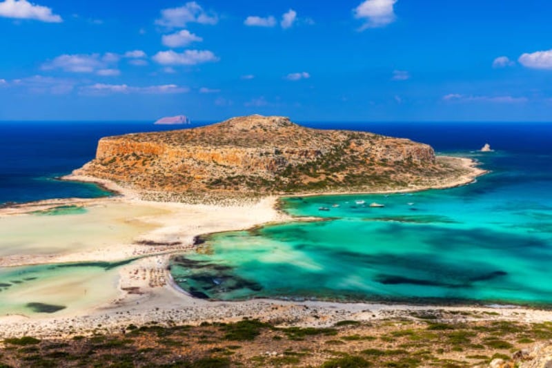 Panorama sur la mer et sur la plage de sable blanc pendant une visite en Crète