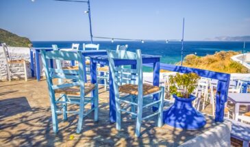 Terrasse bleue en bord de mer en Grèce