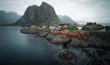 Maisons typiques scandinaves en bord de mer