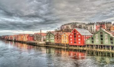 Maisons typiques de Norvège au bord de l'eau