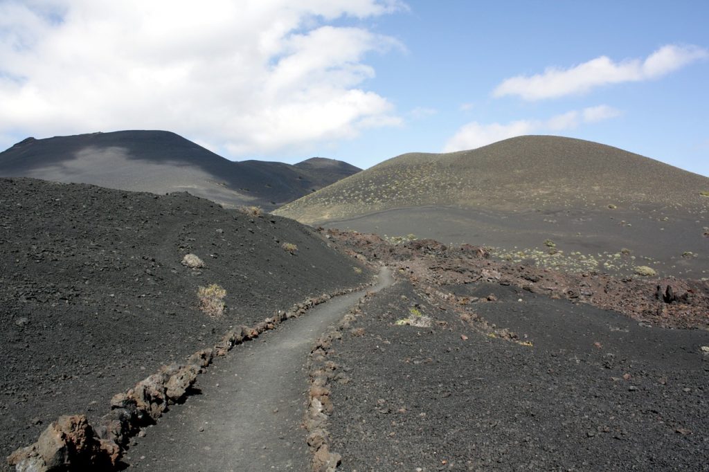 Sentier et cratère du volcan Teneguia sur La Palma, Iles Canaries