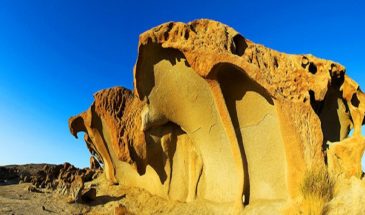 Grandes roches à la forme atypique dans le désert du Damaraland.