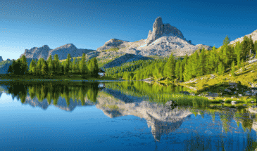 Lac bleu surplombé par une forêt et des montagnes, canyoning Alpes du Sud