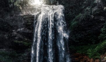 Cascade Sri Lanka découverte région de Kandy : il y a une cascade d'eau sur des roches, entouré de verdure.