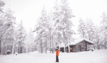 Des randonneurs séjournent dans un chalet en Finlande lors de ce trek avec une vue sur la nature