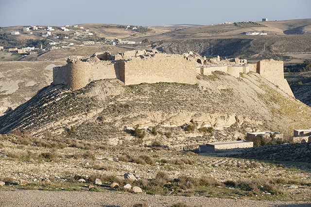 Canyon Jordanie: Paysage et vue sur le château historique imposant de Shaubak en Jordanie