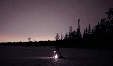 Vue sur le ciel étoilé et son paysage lors d'une randonnée motoneige en Finlande