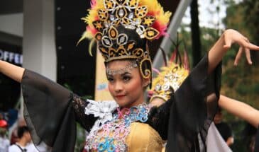 Culture Indonésie : des danseuses indonésiennes, habillées des tenues spéciales de danse de couleur jaune.