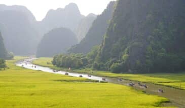 La traversé de Tam Coc à Ninh Binh Vietnam en bateau, des rivières bordées de collines et de verdure.