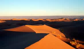 Le désert d'Oman, une vue sur un désert au couleur orangé dans cette découverte du paysage Omanais.