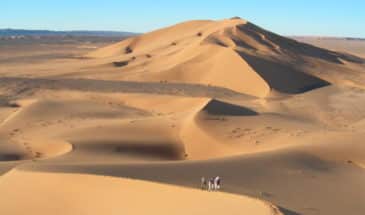 Groupe de touristes en randonnée dans le désert Tassili dans le Hoggar dans le Nord-Est en Algérie