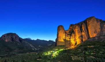 Vue panoramique et nocturne sur le désert de Monegros en Espagne