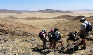 Touriste en plein trek dans le désert aride du Namib.