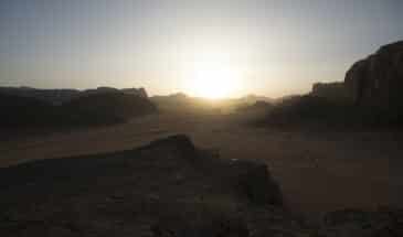 La vue sur le désert de Wadi Rum, pendant un coucher du soleil lors d'un trekking en Jordanie.