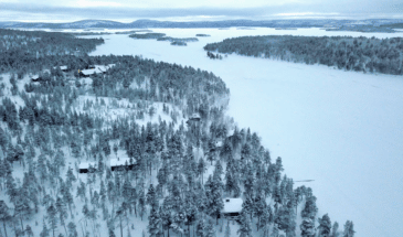 La vue sur la belle nature et le paysage de la majestueuse Finlande forêt en hiver.