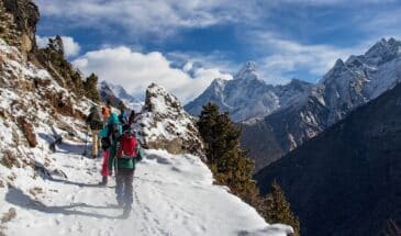 Grimpeurs Népal : il y a des randonneurs qui montent les montagnes qui sont recouvertes de neige.