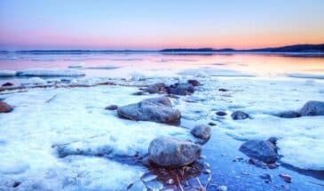 Trek Finlande: Vue sur le charme de l'hiver sur un lac finlandais et la nature qui l'entoure