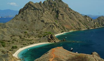 L'île de Komodo, reconnu pour sa faune remarquable, et la plus petite île de Sonde en Indonésie.