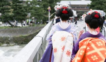 Geishas du Japon : des femmes habillées avec des tenues japonaises dans les rues, sur un pont.