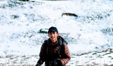 Jeune randonneur Himalaya : il y a un jeune excursionniste sur les montagnes enneigées.