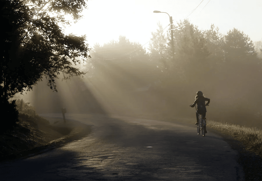 Vélo Finlande: Randonneur en vélo à kajaani avec une vue sur les paysages finlandais