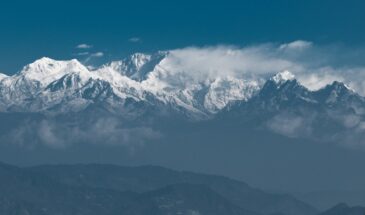 Kanchenjunga, une région magnifique. Il y a des vallées verdoyantes et des montagnes enneigées.