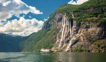 Bateau touristique sur un lac norvégien