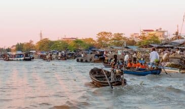 Marché flottant Vietnam bateau Can Tho : un marché sur l'eau, les habitant se déplace en barque et en bateau.