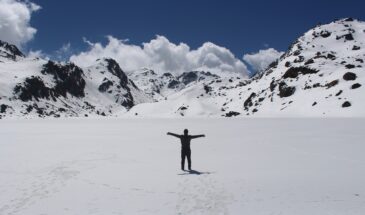 Marcheur liberté montagne Népal : il y a une personne qui se promène seule sur la neige dans les montagnes.