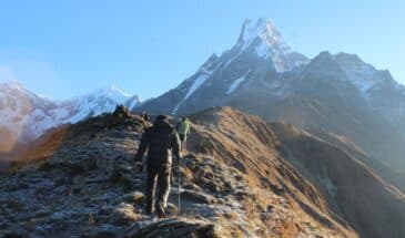 Marcheur vers sommet Népal : il y a deux personnes en excursion qui grimpes les montagnes.
