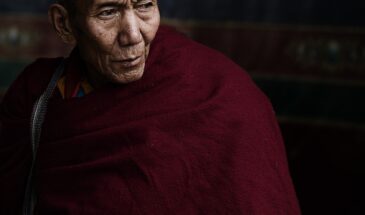 Moines tibétains voyagent au Tibet : un moine senior, consacré par un voeu de religion, habillé d'un kesa.