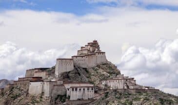 Monastère bouddhiste du Tibet : un monastère chinois situé au sommet d'une roche montagneuse.