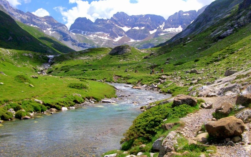 Petite rivière dans les montagnes