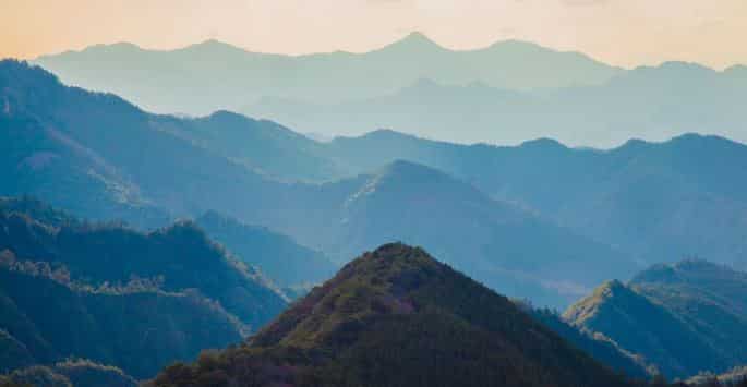 Trek Japon : des montagnes japonaises, et un ciel nuageux. Particularité d'avoir des sources chaudes.