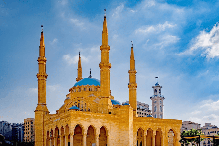 Trek au Liban : paysage de l'architecture d'une Mosquée imposante au Liban lors d'un trek au Liban.