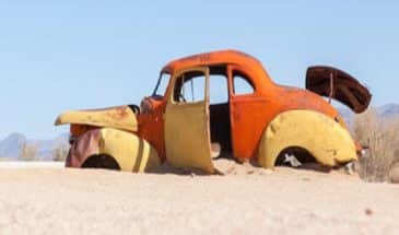 Raid en Namibie : épave de voiture dans un désert abandonné en Namibie.