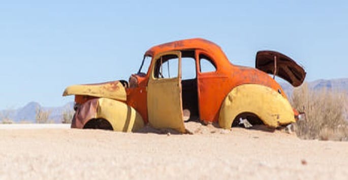Raid en Namibie : épave de voiture dans un désert abandonné en Namibie.
