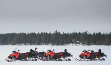 Vue sur une plaine enneigée lors d'une activité motoneige Finlande