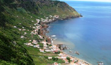 Randonnée au dessus des villages côtiers. Ces villages sont face à la mer en Açores