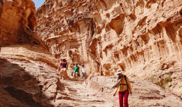 Des randonneurs pendant leur randonnée entre la Syrie et la Jordanie