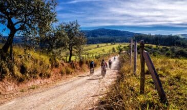 Randonnée en vtt Bulgarie: Des randonneurs en VTT admirant la belle vue du paysage