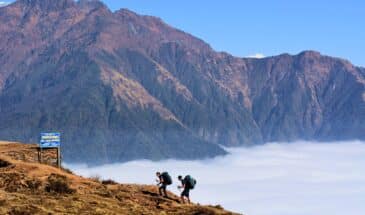 Randonneurs Annapurnas : il y a deux personnes en excursion, ils grimpent dans les montagnes.