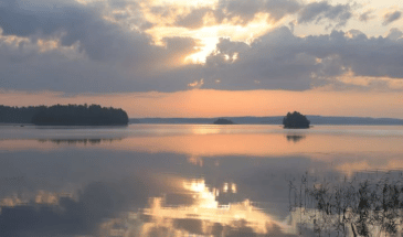 Reflet paysage Finlande sur l'eau. Une vue sur la mangnifique nature de ce pays.