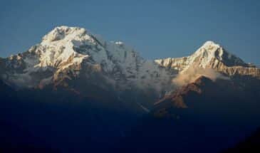 Région montagneuse Népal : il y a des roches montagneuses, certaines sont enneigées.