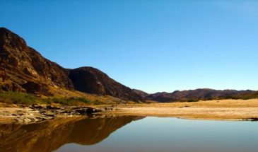 Autotour Namibie, lac d'eau dans un milieu désert.