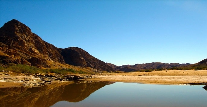 Autotour Namibie, lac d'eau dans un milieu désert.