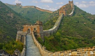 Séjour Pékin : la muraille orangée, avec des passages, menant jusqu'à la montagne et la verdure.