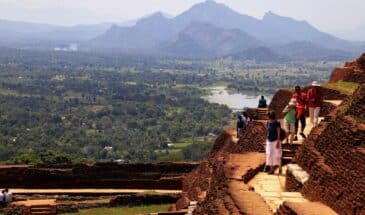 Sigiriya trek Sri Lanka : les touristes sont sur le rocher de Sigiriya, ils ont une vue sur les montagnes.